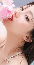 泳池里洗玫瑰花浴的气质肩带花裙女生杨茗茗美背动人高清写真图集欣赏