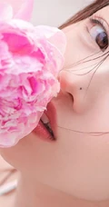 泳池里洗玫瑰花浴的气质肩带花裙女生杨茗茗美背动人高清写真图集欣赏