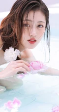 泳池里洗玫瑰花浴的气质肩带花裙女生杨茗茗美背动人高清写真图集欣赏