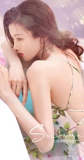 泳池里洗玫瑰花浴的气质肩带花裙女生杨茗茗美背动人高清写真图集欣赏