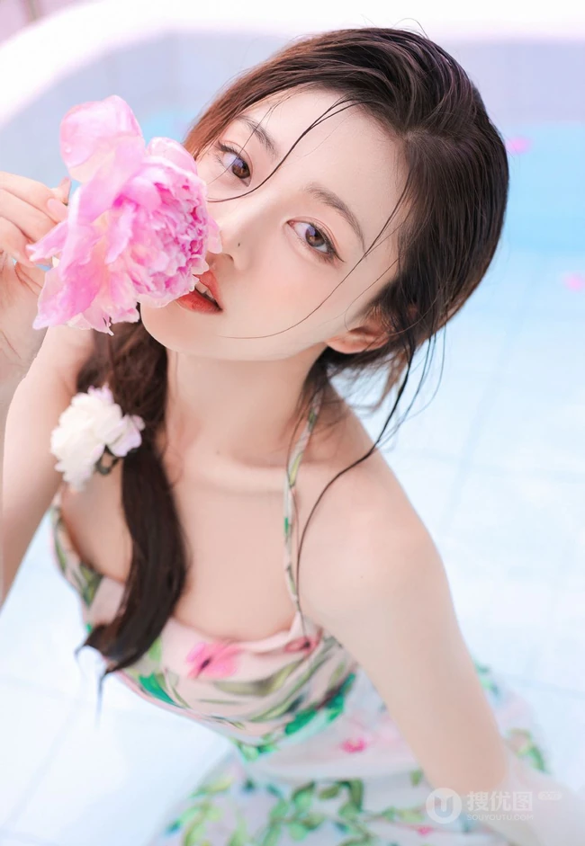 泳池里洗玫瑰花浴的气质肩带花裙女生杨茗茗美背动人高清写真图集欣赏