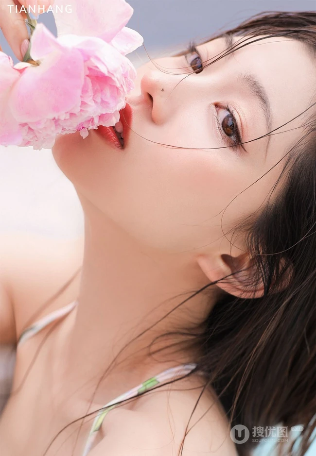 泳池里洗玫瑰花浴的气质肩带花裙女生杨茗茗美背动人高清写真图集欣赏