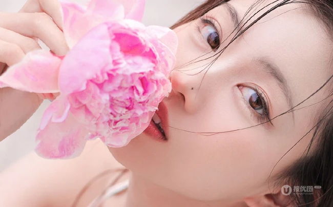 泳池里洗玫瑰花浴的气质肩带花裙女生杨茗茗美背动人高清写真图集欣赏