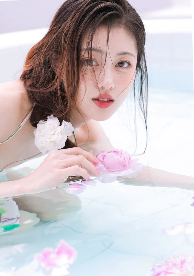 泳池里洗玫瑰花浴的气质肩带花裙女生杨茗茗美背动人高清写真图集欣赏