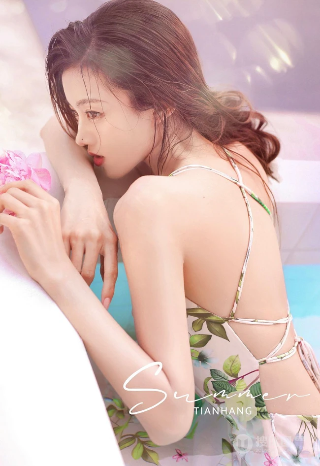 泳池里洗玫瑰花浴的气质肩带花裙女生杨茗茗美背动人高清写真图集欣赏