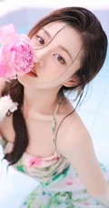泳池里洗玫瑰花浴的气质肩带花裙女生杨茗茗美背动人高清写真图集欣赏