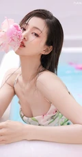 泳池里洗玫瑰花浴的气质肩带花裙女生杨茗茗美背动人高清写真图集欣赏