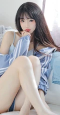 眉眼清秀，脸蛋浅粉长发女生小姐姐身着肩带背心短裤居家甜美写真图片