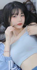 眉眼清秀，脸蛋浅粉长发女生小姐姐身着肩带背心短裤居家甜美写真图片