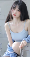 眉眼清秀，脸蛋浅粉长发女生小姐姐身着肩带背心短裤居家甜美写真图片