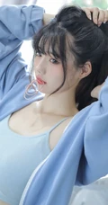 眉眼清秀，脸蛋浅粉长发女生小姐姐身着肩带背心短裤居家甜美写真图片