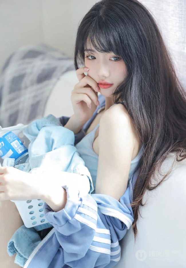 眉眼清秀，脸蛋浅粉长发女生小姐姐身着肩带背心短裤居家甜美写真图片