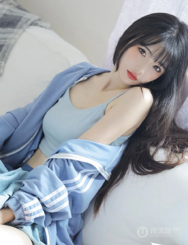 眉眼清秀，脸蛋浅粉长发女生小姐姐身着肩带背心短裤居家甜美写真图片