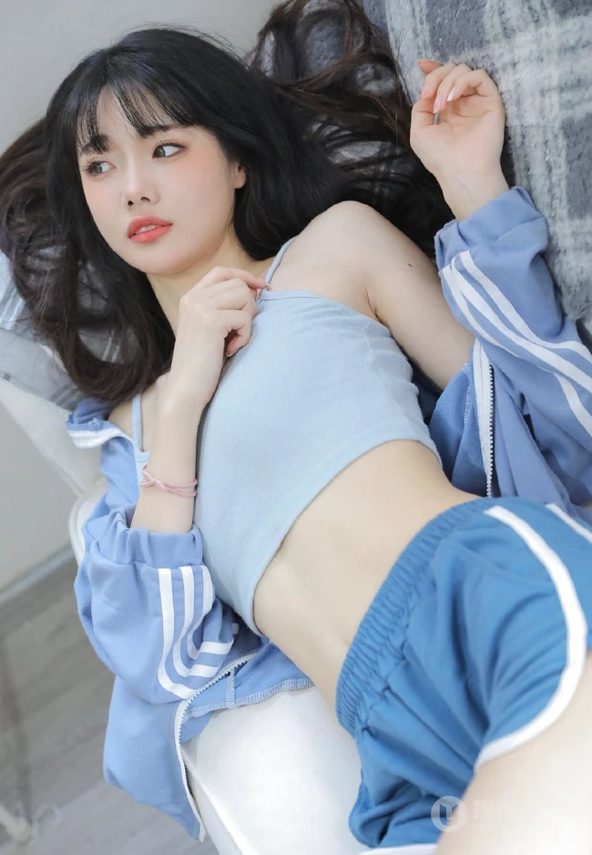 眉眼清秀，脸蛋浅粉长发女生小姐姐身着肩带背心短裤居家甜美写真图片