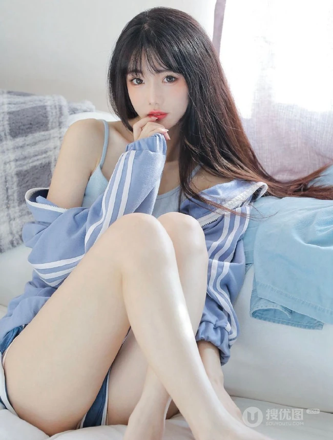 眉眼清秀，脸蛋浅粉长发女生小姐姐身着肩带背心短裤居家甜美写真图片