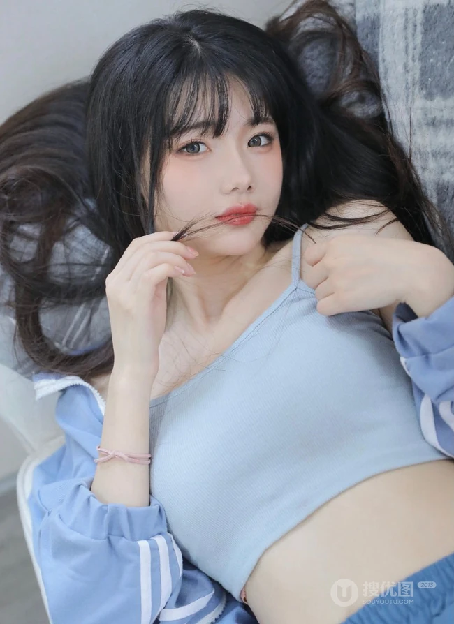 眉眼清秀，脸蛋浅粉长发女生小姐姐身着肩带背心短裤居家甜美写真图片