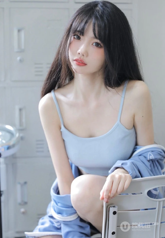 眉眼清秀，脸蛋浅粉长发女生小姐姐身着肩带背心短裤居家甜美写真图片