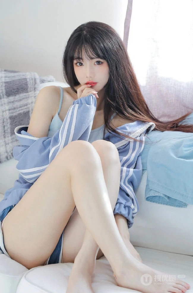 眉眼清秀，脸蛋浅粉长发女生小姐姐身着肩带背心短裤居家甜美写真图片