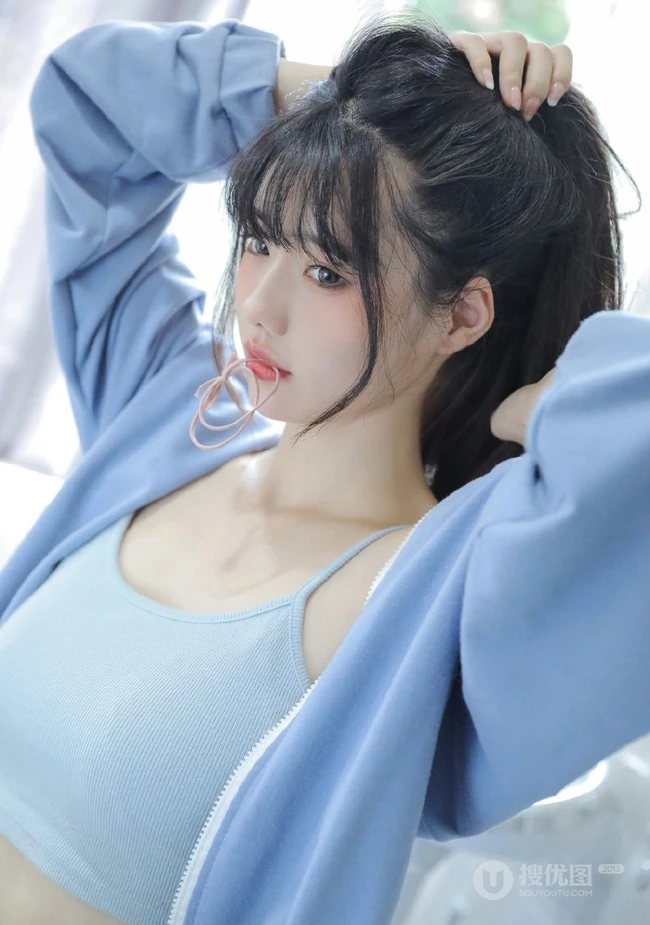 眉眼清秀，脸蛋浅粉长发女生小姐姐身着肩带背心短裤居家甜美写真图片