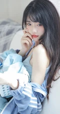 眉眼清秀，脸蛋浅粉长发女生小姐姐身着肩带背心短裤居家甜美写真图片