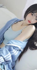 眉眼清秀，脸蛋浅粉长发女生小姐姐身着肩带背心短裤居家甜美写真图片