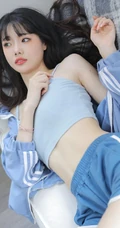 眉眼清秀，脸蛋浅粉长发女生小姐姐身着肩带背心短裤居家甜美写真图片