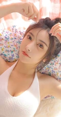 长相甜美，爱吃甜食的漂亮丸子头少女紧身肩带背心短裤居家可人写真图集