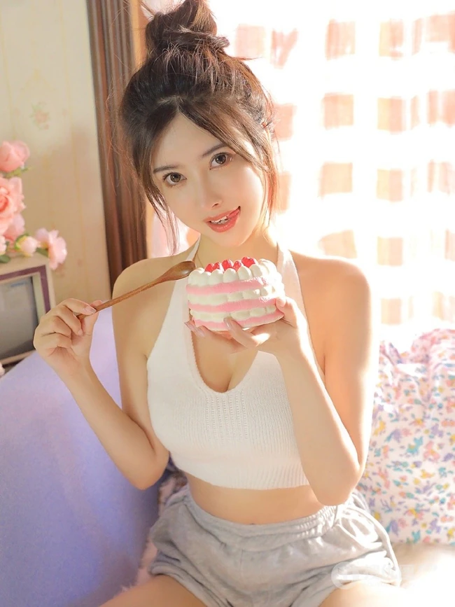 长相甜美，爱吃甜食的漂亮丸子头少女紧身肩带背心短裤居家可人写真图集