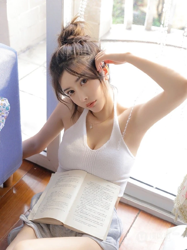 长相甜美，爱吃甜食的漂亮丸子头少女紧身肩带背心短裤居家可人写真图集