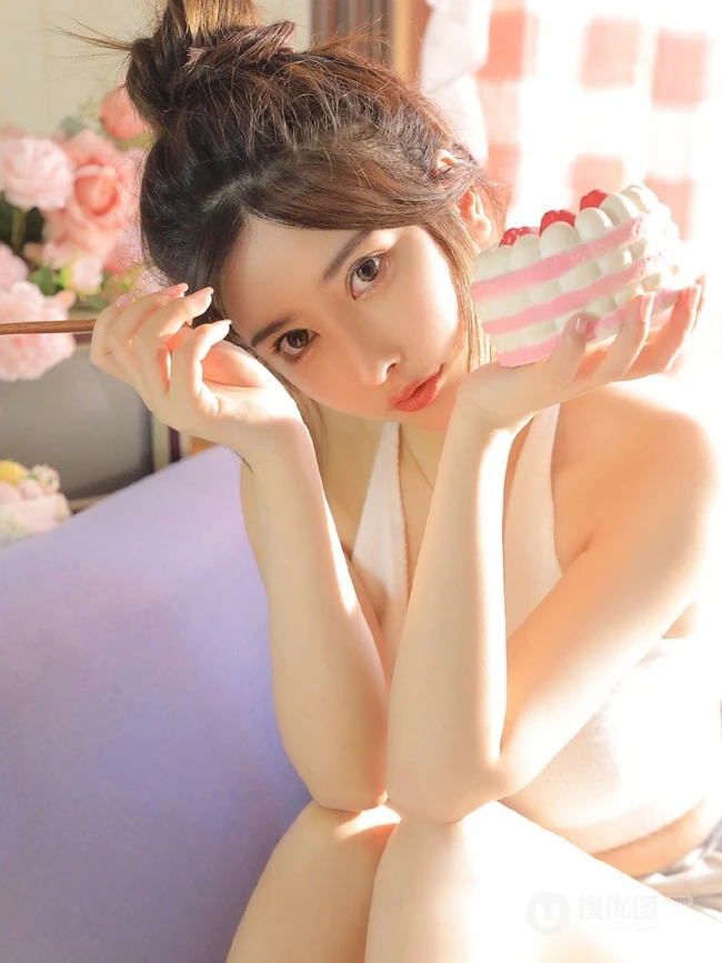 长相甜美，爱吃甜食的漂亮丸子头少女紧身肩带背心短裤居家可人写真图集