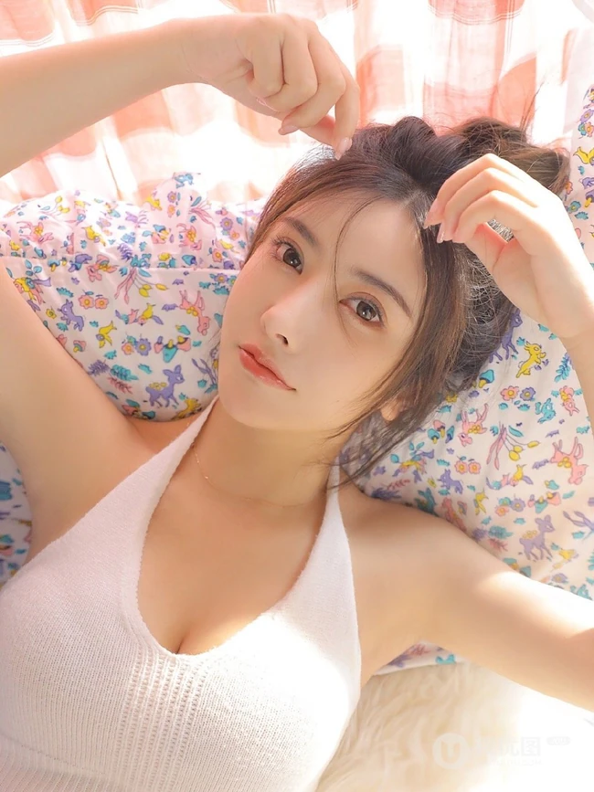 长相甜美，爱吃甜食的漂亮丸子头少女紧身肩带背心短裤居家可人写真图集