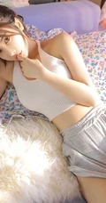长相甜美，爱吃甜食的漂亮丸子头少女紧身肩带背心短裤居家可人写真图集