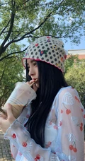 鞠婧祎轻纱印花透视樱桃衫短裤街拍游玩生活照手机壁纸图片