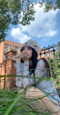 鞠婧祎轻纱印花透视樱桃衫短裤街拍游玩生活照手机壁纸图片