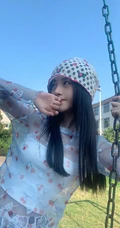 鞠婧祎轻纱印花透视樱桃衫短裤街拍游玩生活照手机壁纸图片