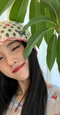 鞠婧祎轻纱印花透视樱桃衫短裤街拍游玩生活照手机壁纸图片
