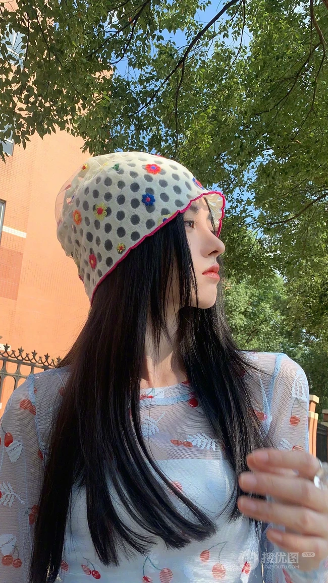鞠婧祎轻纱印花透视樱桃衫短裤街拍游玩生活照手机壁纸图片