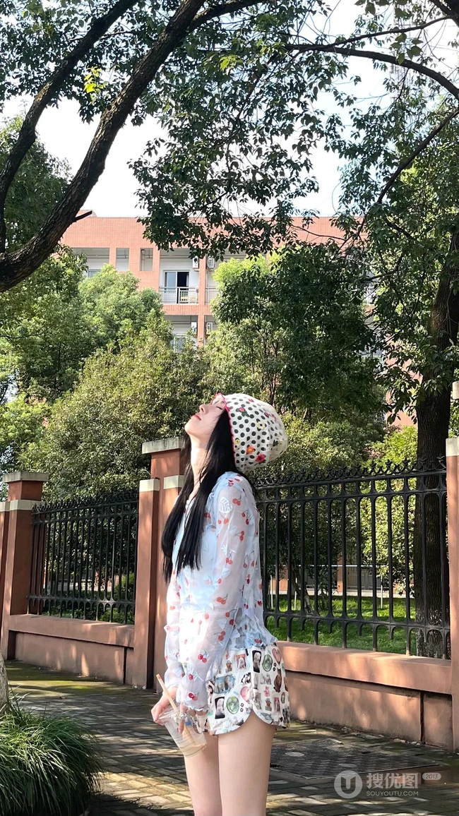 鞠婧祎轻纱印花透视樱桃衫短裤街拍游玩生活照手机壁纸图片