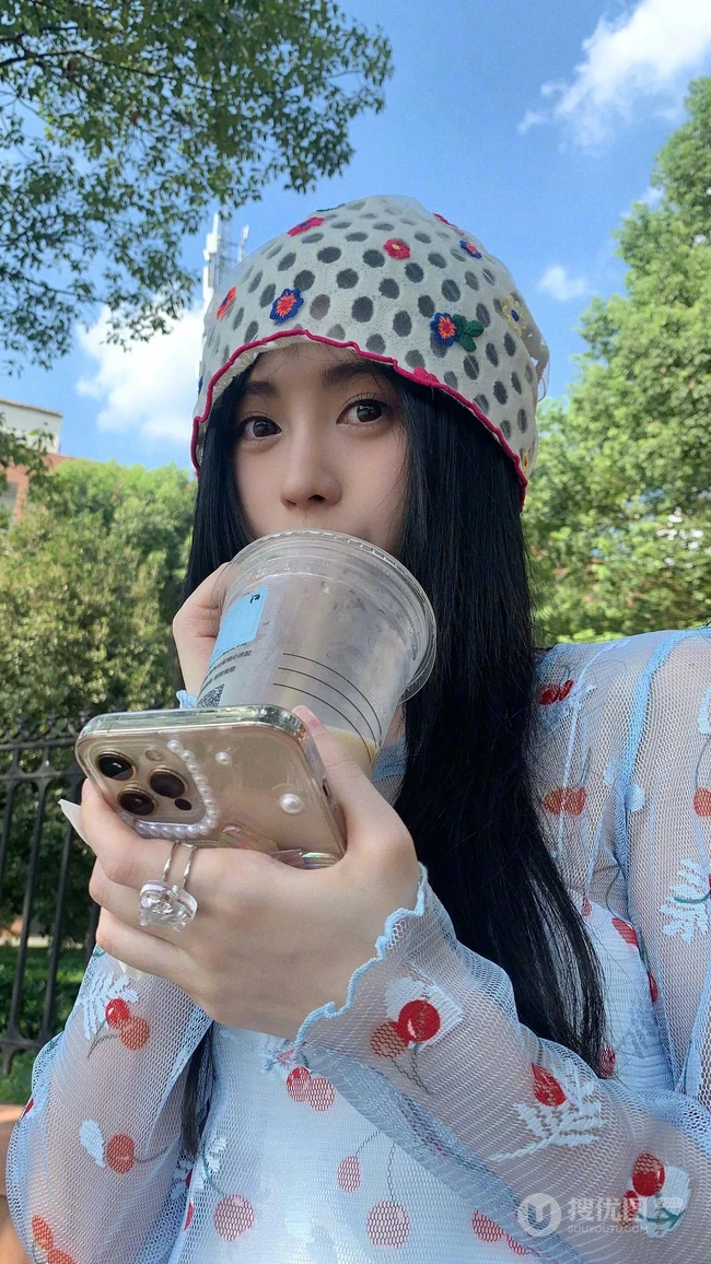 鞠婧祎轻纱印花透视樱桃衫短裤街拍游玩生活照手机壁纸图片