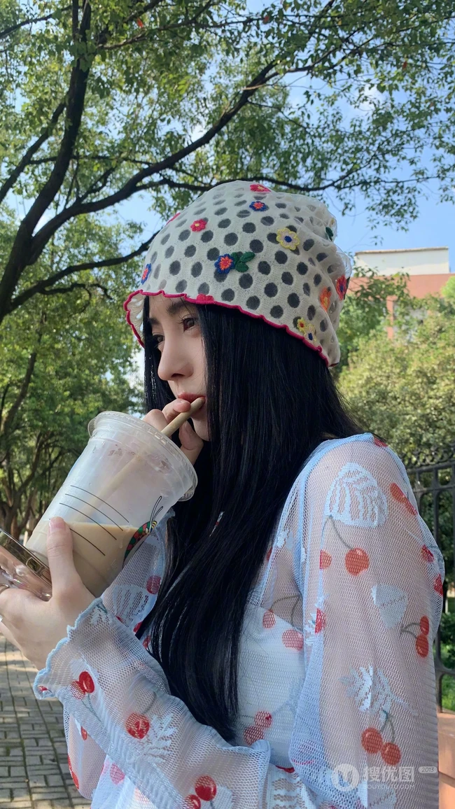 鞠婧祎轻纱印花透视樱桃衫短裤街拍游玩生活照手机壁纸图片