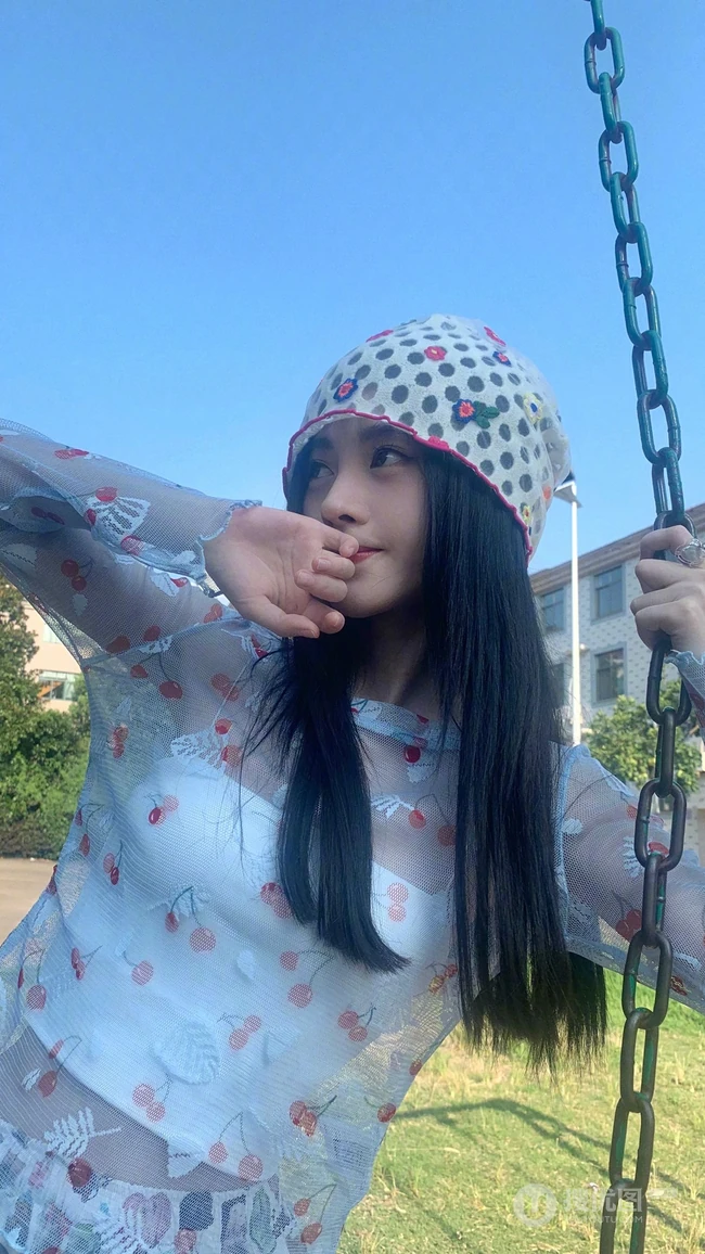 鞠婧祎轻纱印花透视樱桃衫短裤街拍游玩生活照手机壁纸图片