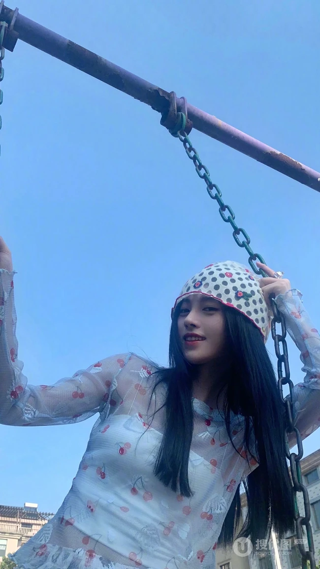 鞠婧祎轻纱印花透视樱桃衫短裤街拍游玩生活照手机壁纸图片