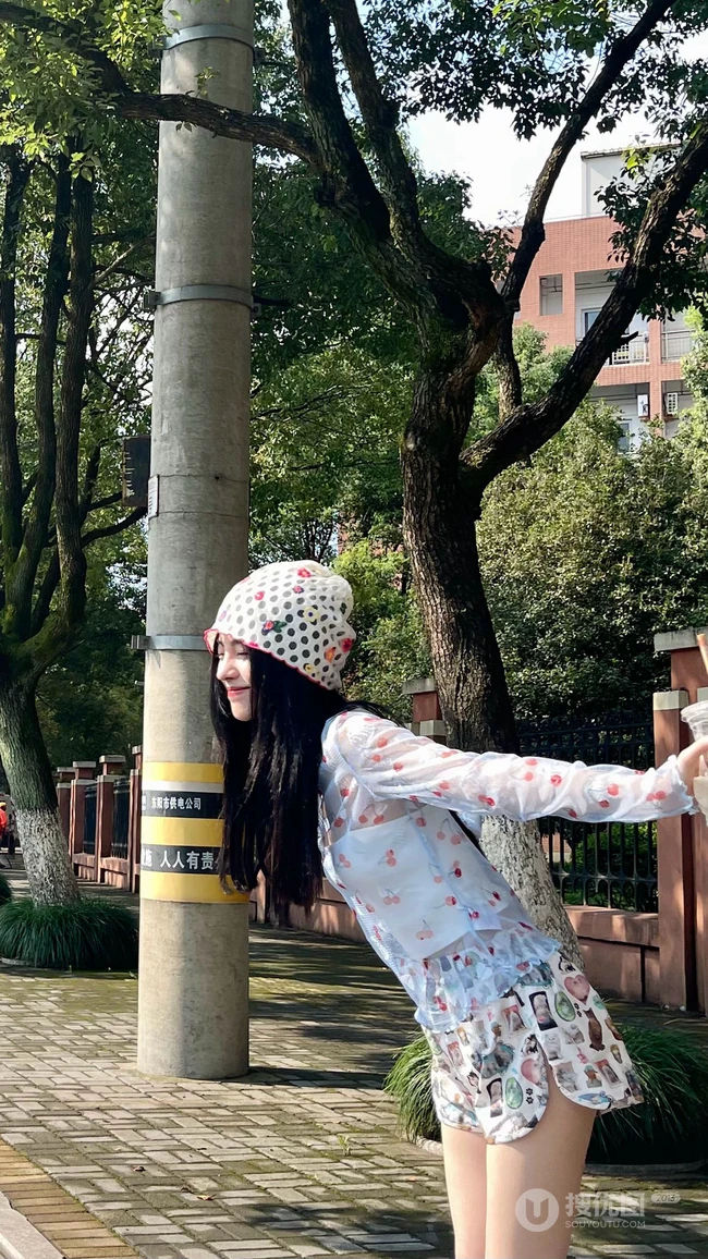 鞠婧祎轻纱印花透视樱桃衫短裤街拍游玩生活照手机壁纸图片