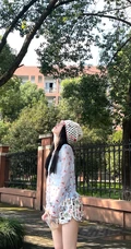 鞠婧祎轻纱印花透视樱桃衫短裤街拍游玩生活照手机壁纸图片