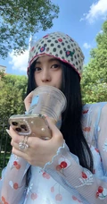 鞠婧祎轻纱印花透视樱桃衫短裤街拍游玩生活照手机壁纸图片