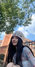 鞠婧祎轻纱印花透视樱桃衫短裤街拍游玩生活照手机壁纸图片