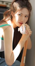 秋日居家阳光下的时尚马尾辫绑发少女紧身连体衣牛仔裤穿着甜美可人写真图集