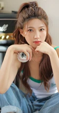 秋日居家阳光下的时尚马尾辫绑发少女紧身连体衣牛仔裤穿着甜美可人写真图集