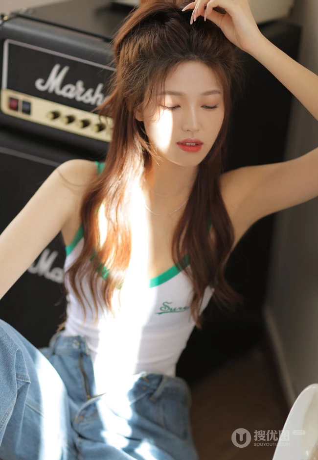 秋日居家阳光下的时尚马尾辫绑发少女紧身连体衣牛仔裤穿着甜美可人写真图集