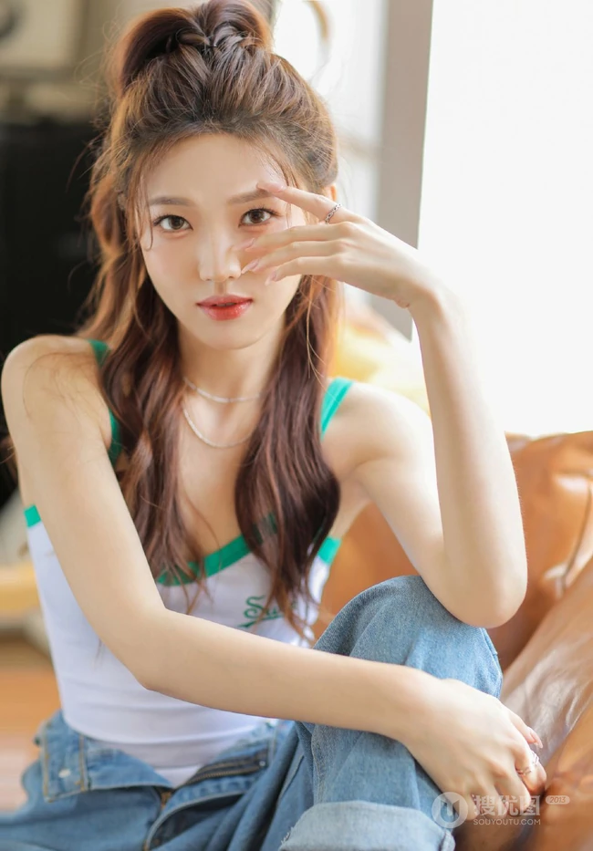 秋日居家阳光下的时尚马尾辫绑发少女紧身连体衣牛仔裤穿着甜美可人写真图集